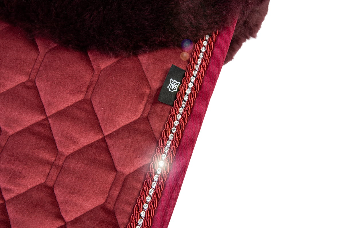Rood fluwelen zadeldekje – Mattes Herfstcollectie 2026