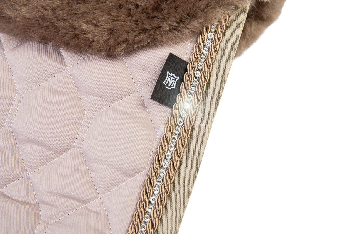 Cappuccino glanskatoen zadeldekje – Mattes Herfstcollectie 2026