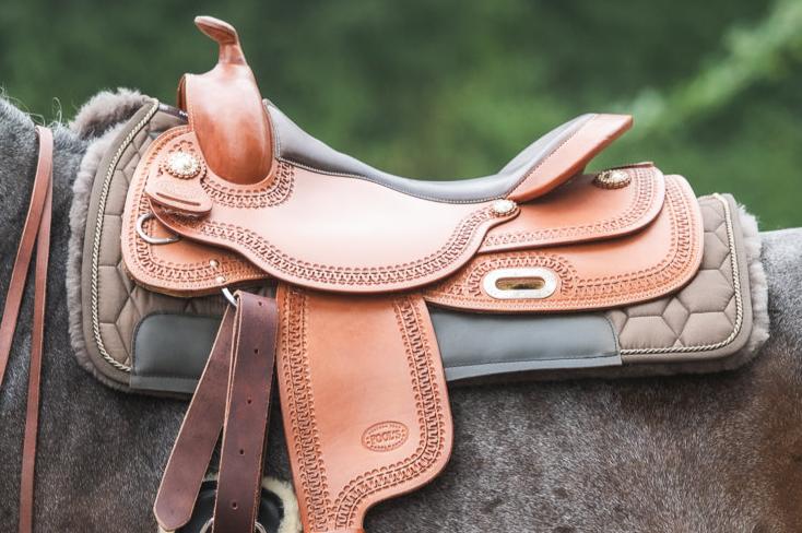 NETPROSHOP Pony Western Pad met zacht geweven bont en lederen versiering, ruglengte ca. 62 cm, kleur: bruin NETPROSHOP Pony Western Pad met zacht geweven bont en lederen versiering, ruglengte ca. 62 cm, kleur: bruin